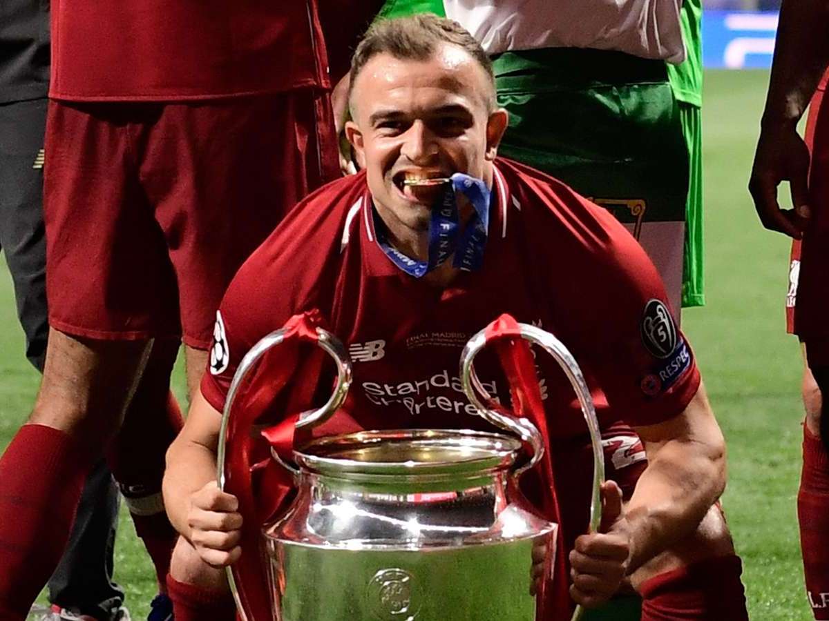 Bir sarı forma ve bir çim biçme&nbsp;makinesi